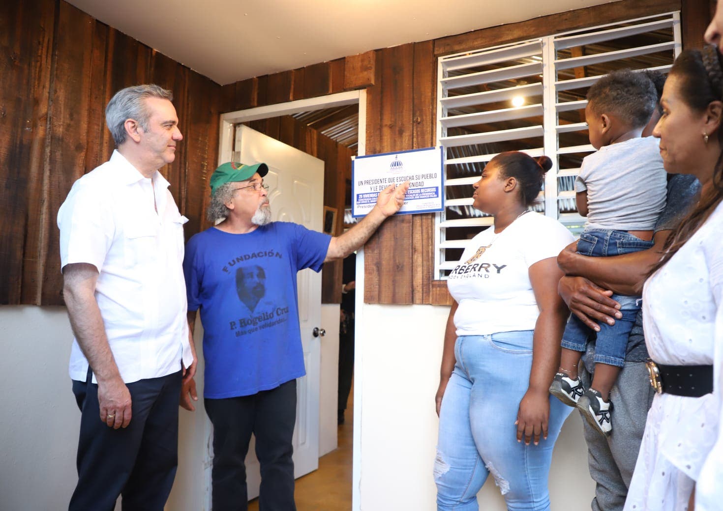 Abinader junto a padre Rogelio entrega 25 viviendas en Sánchez Ramírez