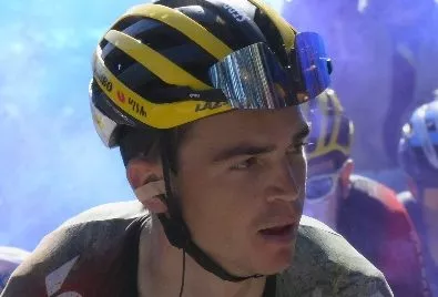 El jovencito inglés Tom Pidcock, tras llegar a la meta.