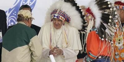 Papa pide perdón por papel de Iglesia en escuelas indígenas