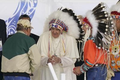 Papa pide perdón por papel de Iglesia en escuelas indígenas