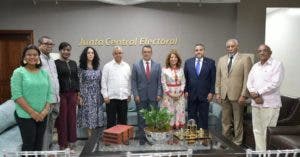 Pleno JCE recibe comisión del Frente Amplio