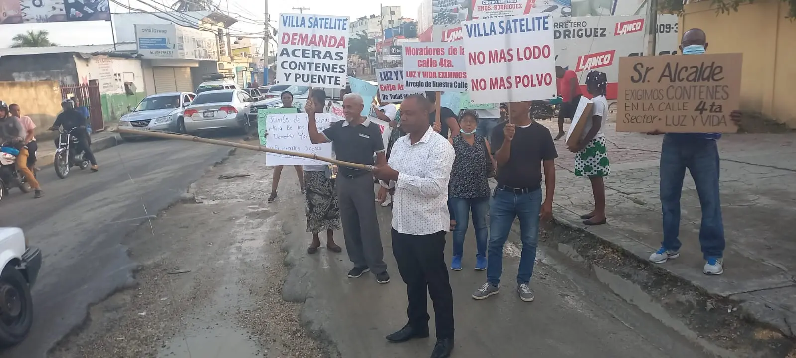 Comunitarios de San Felipe reclaman al Gobierno calles sean reparadas