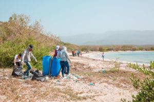 Realizan Jornada de Limpieza en Playa Blanca de Azua