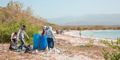 Realizan Jornada de Limpieza en Playa Blanca de Azua