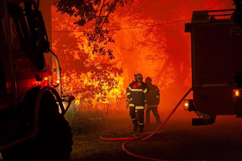 Francia evacúa a 11.000 personas más por los dos incendios al sur de Burdeos