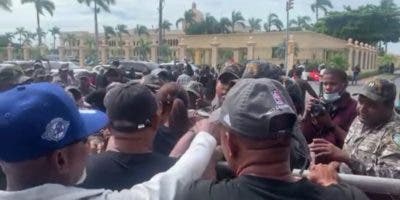 Reprimen protesta a policías pensionados frente al Palacio