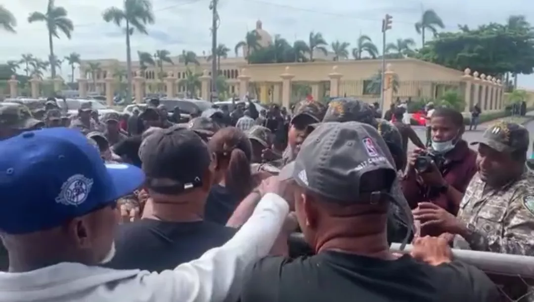 Reprimen protesta a policías pensionados frente al Palacio