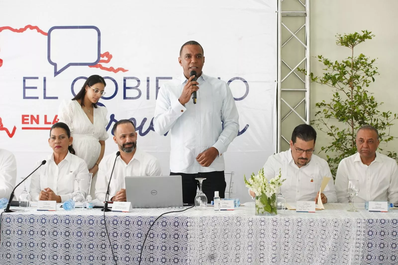 Carlos Gómez habla a los presentes