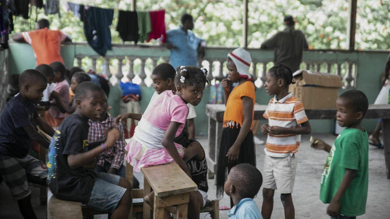 Niños huyen de  guerra entre bandas en Haití
