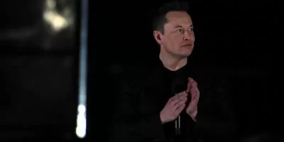 Tesla: la empresa de Elon Musk vende la mayoría de sus bitcoin