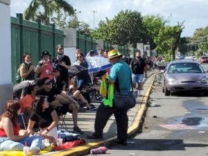 Tras días de espera y una larga fila, inicia venta de boletas para Bad Bunny en PR