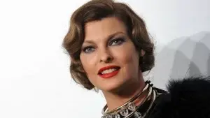 Linda Evangelista alcanza un acuerdo con la empresa cosmética que la dejó «permanentemente deformada»