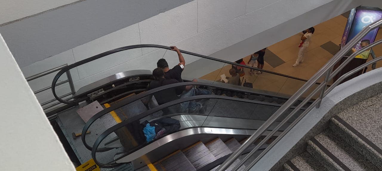 Pasajeros y empleados AILA se quejan por interrupciones en servicio de escaleras eléctricas