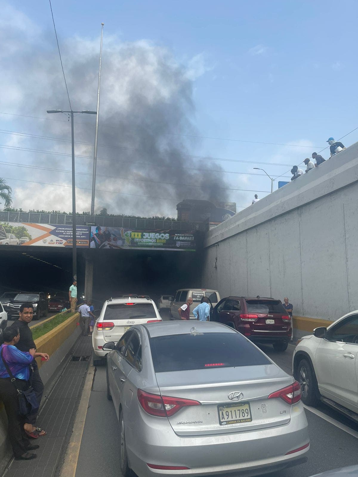 Se registra vehículo incendiado en túnel de Las Américas