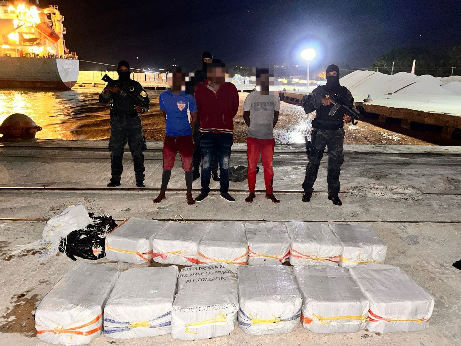 Autoridades arrestan a tres hombres en una lancha con 329 paquetes de droga
