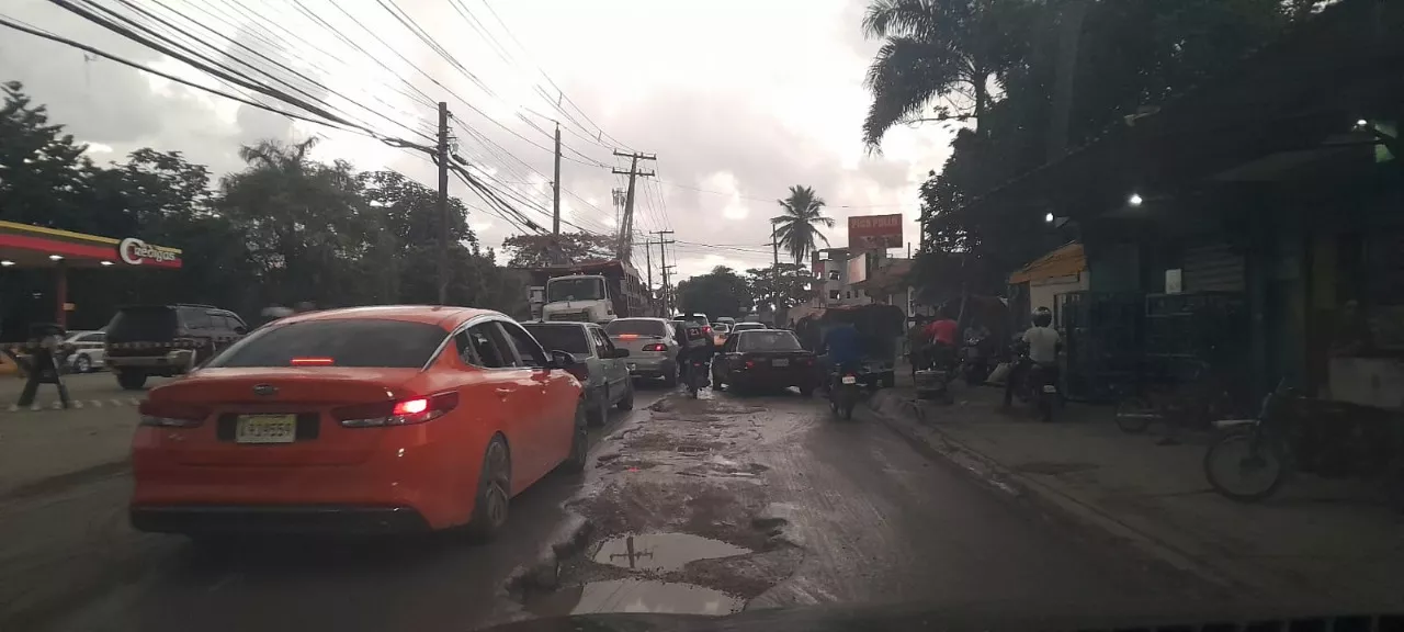 El tránsito empeora en carretera San Felipe de VM