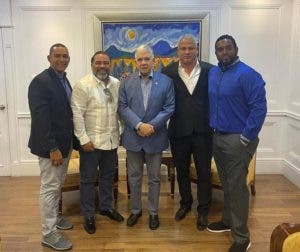 Entrenadores y Scouts se reúnen con Presidente del Senado para discutir proyecto regularía béisbol RD