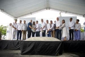 Presidente Abinader da primer palazo para construcción de muelle de pescadores en Sánchez