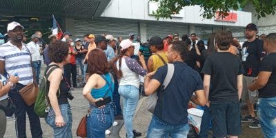 Decenas de personas protestan frente a oficinas de las Edes por alzas en factura eléctrica