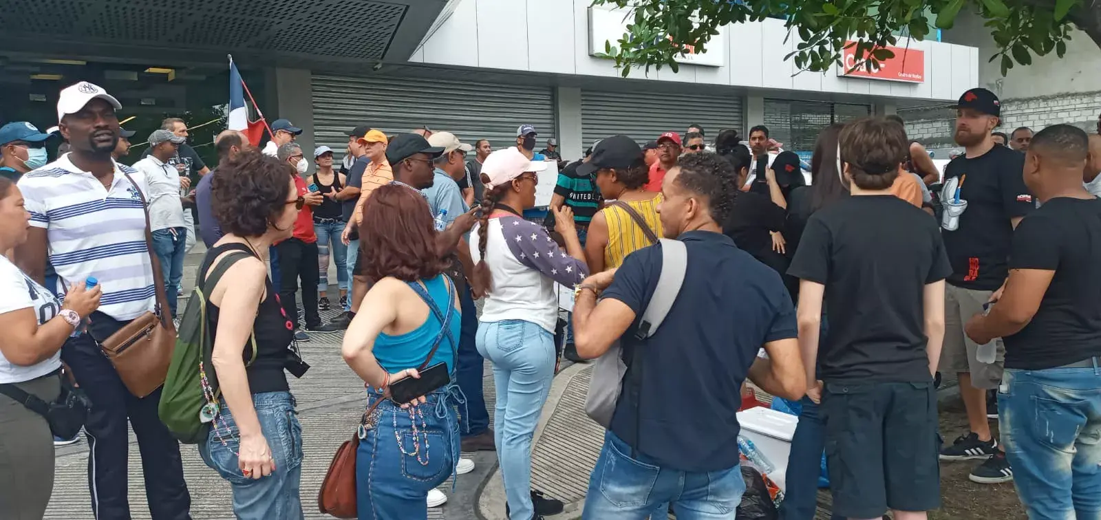 Decenas de personas protestan frente a oficinas de las Edes por alzas en factura eléctrica