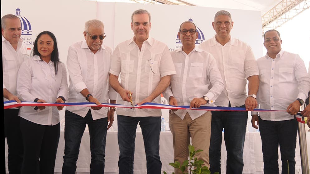 Presidente Abinader inaugura carretera en Rio San Juan