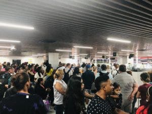 Pasajeros se quejan en Aeropuerto de Las Américas por nuevo sistema para registrarse