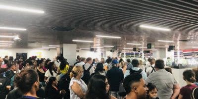 Pasajeros se quejan en Aeropuerto de Las Américas por nuevo sistema para registrarse