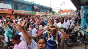 Bajo lluvia cientos de personas marchan por la paz en Los Alcarrizos