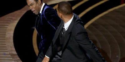 Presentador de los Oscar bromea sobre bofetada de Will Smith a Chris Rock el año anterior