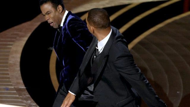 Presentador de los Oscar bromea sobre bofetada de Will Smith a Chris Rock el año anterior