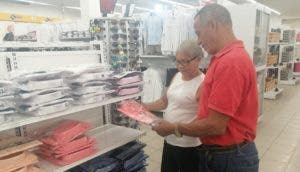 Tiendas activan ofertas Día de los Padres; algunos van y escogen regalos