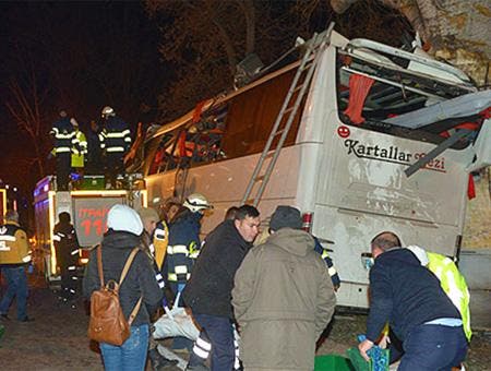 Al menos seis muertos y 25 heridos al volcar un autobús en Turquía
