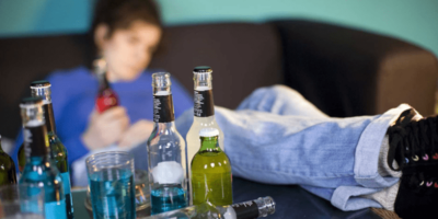 Psicóloga: Adolescentes que consumen alcohol lo hacen en casa y con consentimiento de padres