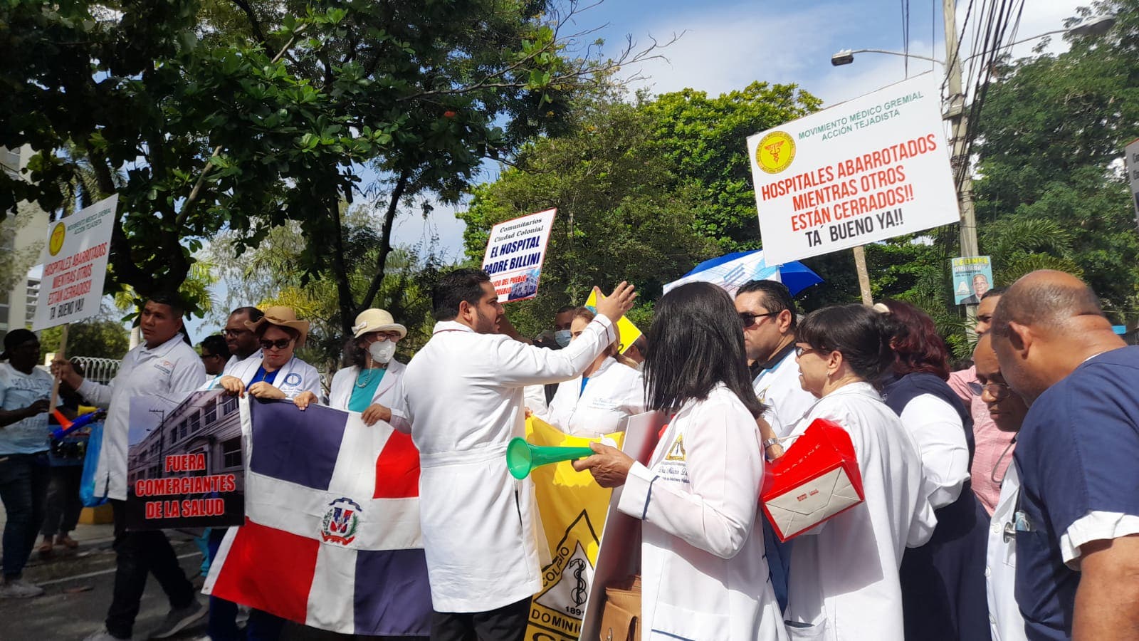 Médicos inician marcha hacia el Palacio