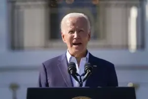 Biden casi sin síntomas de COVID-19, dice médico