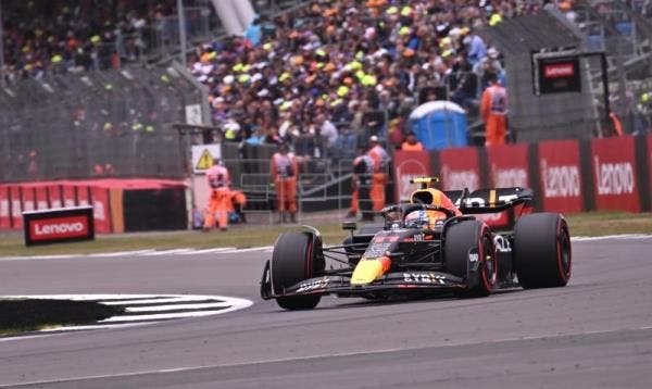 Verstappen por delante de ‘Checo’ en el último libre de Silverstone
