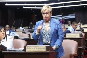 «Ya hay que venir en short y la barriga afuera», dice Lila Alburquerque por vestimenta de diputada