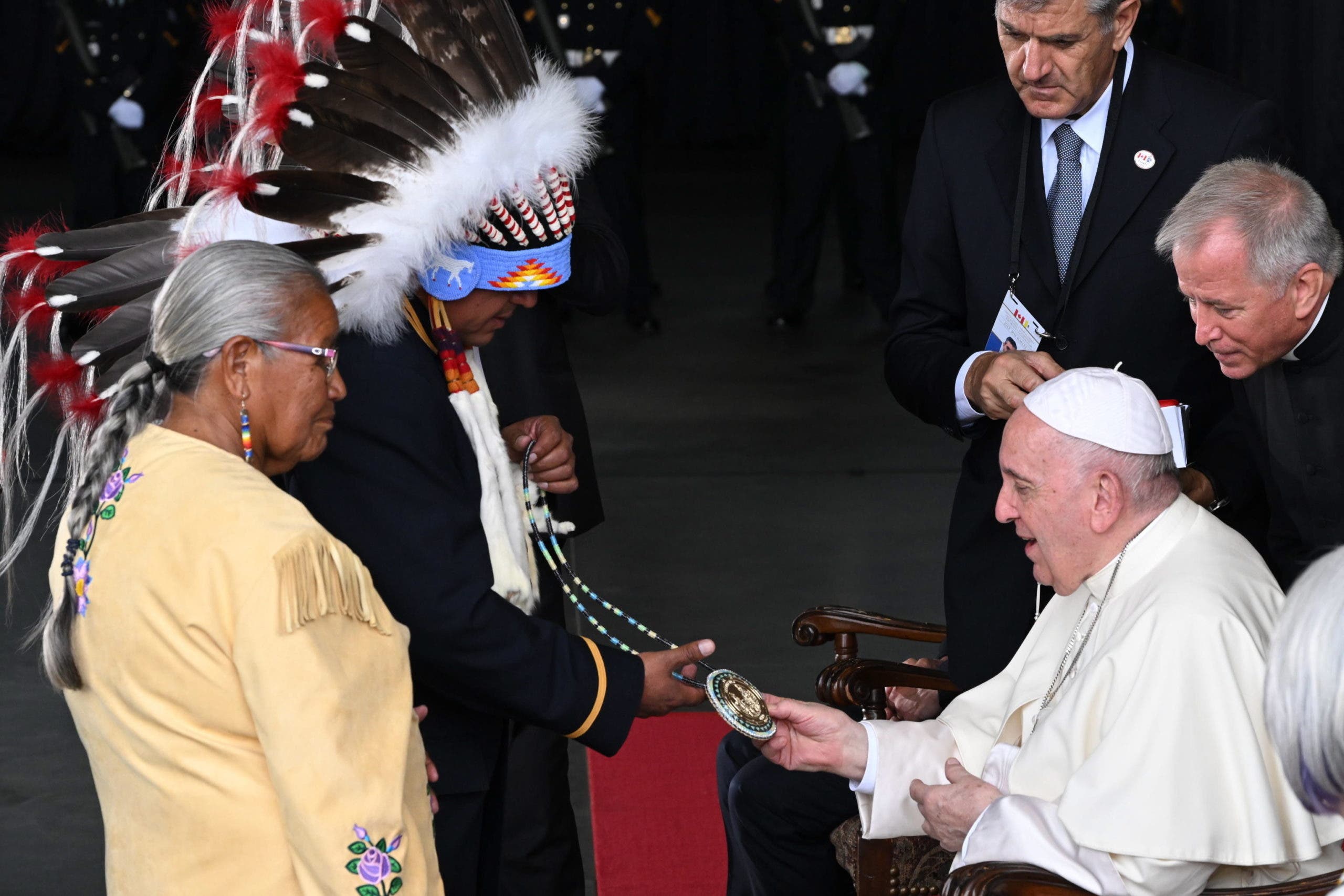 El papa visita Canadá para acercarse a pueblos indígena