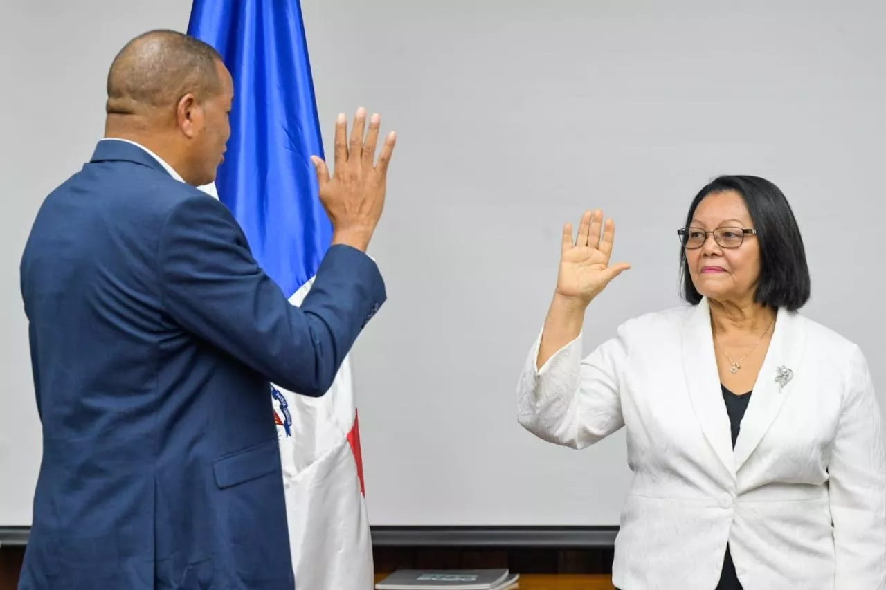 ISFODOSU juramenta Carmen Gálvez como vicerrectora Académica