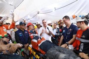 Luis Abinader, quien se presentó al lugar, saludó y hasta oró un padre nuestro junto a los rescatados y mineros que trabajaron en el proceso.