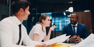 ¿Por qué tantas mujeres no buscan ascender en sus trabajos al ritmo que lo hacen los hombres?