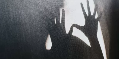 El hijo nacido de una violación que ayudó a su madre a llevar a la justicia a sus abusadores