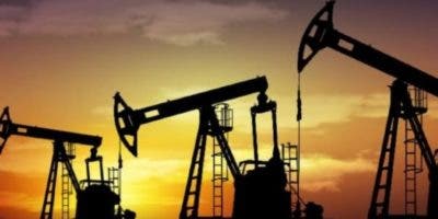 El petróleo de Texas baja un 2,2 % y cierra en 77,90 dólares el barril