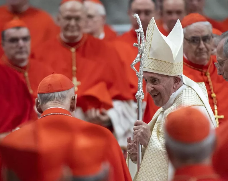 El papa se reunió a puerta cerrada con  180 cardenales.