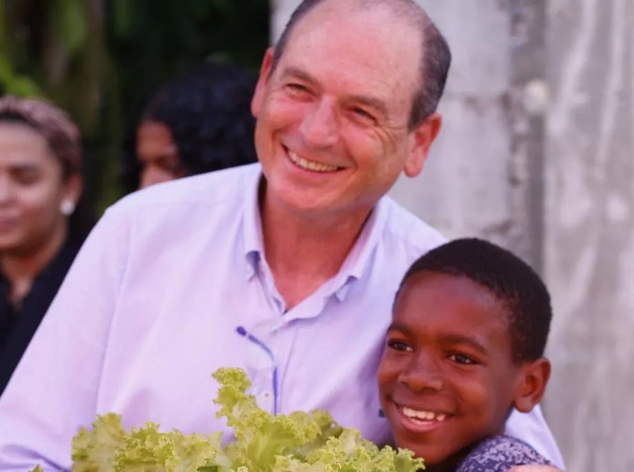 Embajador Israelí, Daniel Brian,        junto a niño de orfanato.
