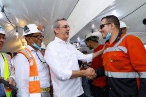 Los mineros expresaron satisfacción por ver la luz del día, aunque portaban gafas oscuras.