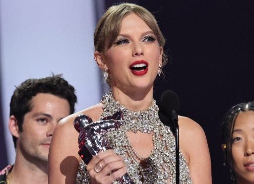 Swift  y Bad Bunny dominan premios VMA