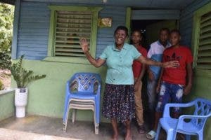 Regina Méndez, abuela de Alexander, quien dijo que sus días de angustia han terminado porque su hijo ha resucitado.