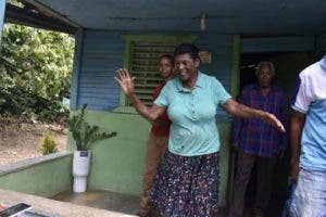 Regina Méndez, abuela de Alexander, quien dijo que sus días de angustia han terminado porque su hijo ha resucitado.