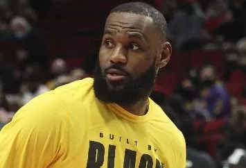 LeBron busca nuevo contrato con los Lakers por dos años